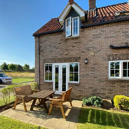 Bay Dream - Part Of The The Bay Filey Village With Pool, Gym And Direct Access, Pub, Restaurant, Tennis And Meadows Walks