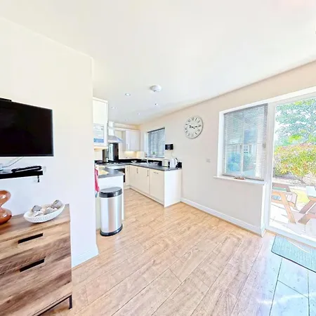 Semesterbostad Bay Dream - Part Of The The Bay Filey Village With Pool, Gym And Direct Access, Pub, Restaurant, Tennis And Meadows Walks Reighton